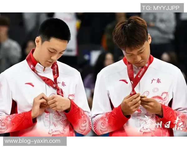 媒体人呼吁赵睿带伤上场男篮需情绪支持与郭导减压策略