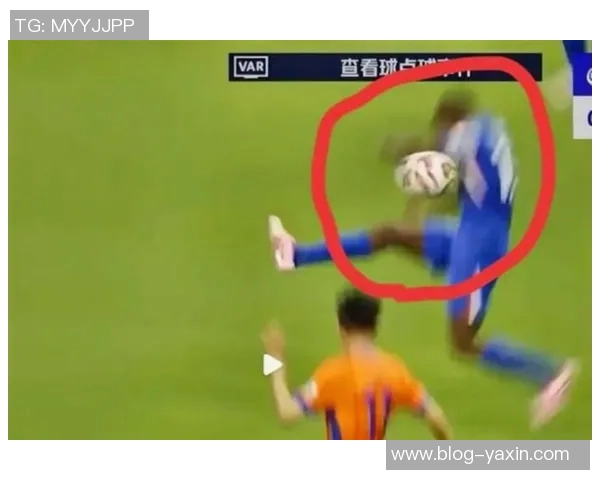 裁判组认定马奎尔手球但VAR确认不判点球引发热议